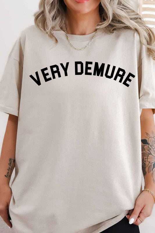 VERY DEMURE OVERSIZED GRAPHIC TEE - Fuzzys Fashion USA