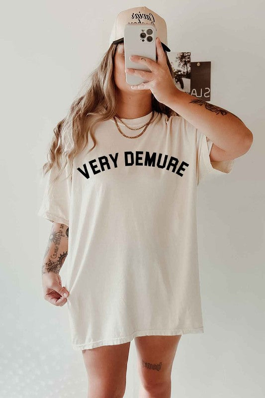 VERY DEMURE OVERSIZED GRAPHIC TEE - Fuzzys Fashion USA